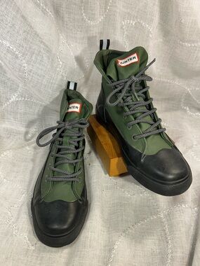 NWOT Hunter lace up waxed canvas boots